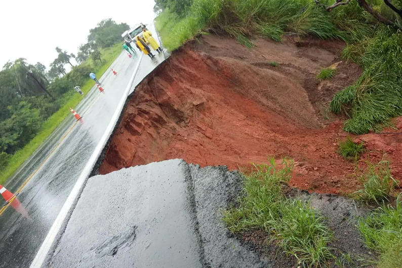 PRF interdita acostamento da BR-381 em Belo Oriente