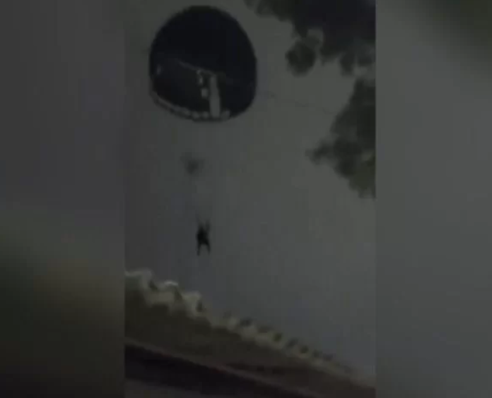Vídeo: paraquedistas do Exército caem em área residencial no Rio
