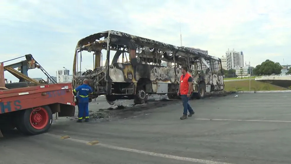 Manifestantes políticos queimam 3 carros e 5 ônibus e depredam delegacia em ato em Brasília, dizem bombeiros