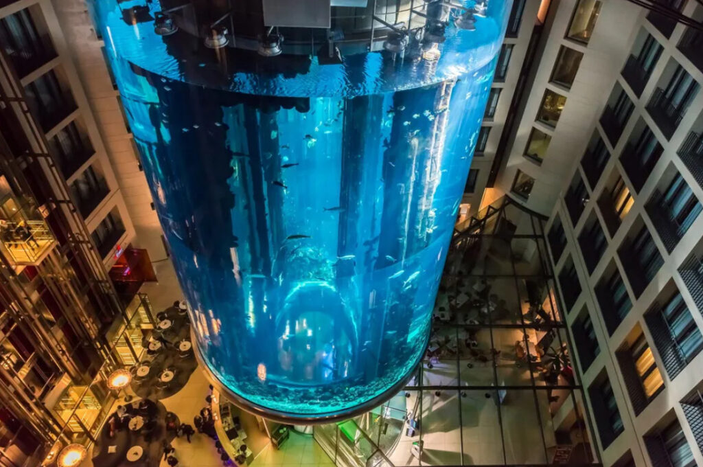 Com 1.500 peixes, aquário gigante explode em Berlim