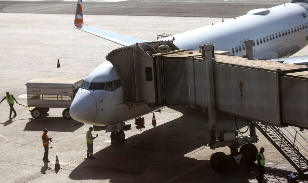 Pilotos e comissários de voo decretam greve para próxima segunda-feira (19)