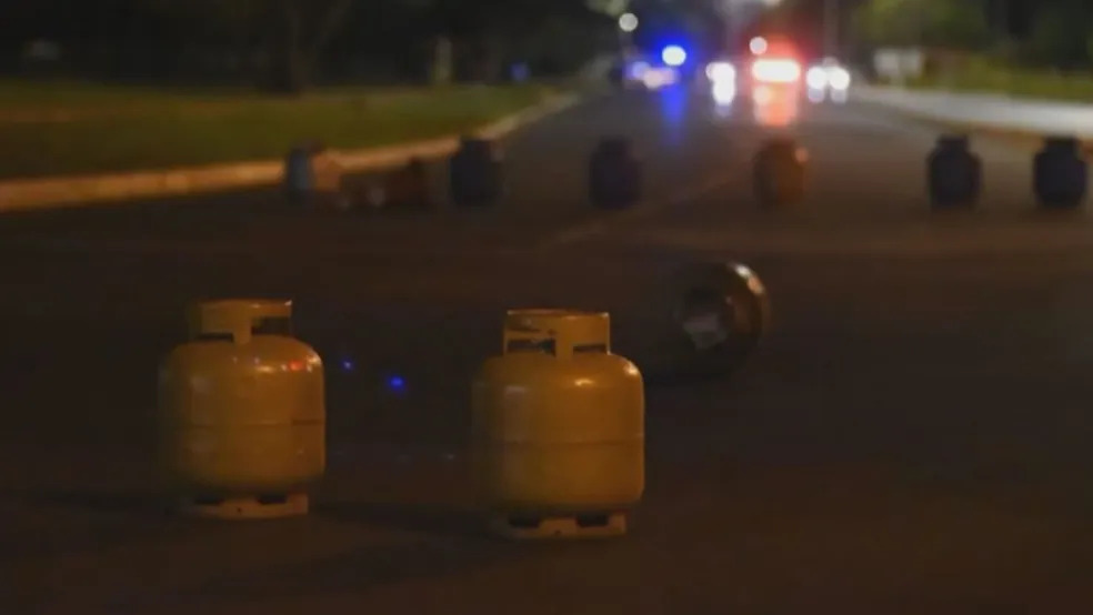 Manifestantes políticos queimam 3 carros e 5 ônibus e depredam delegacia em ato em Brasília, dizem bombeiros