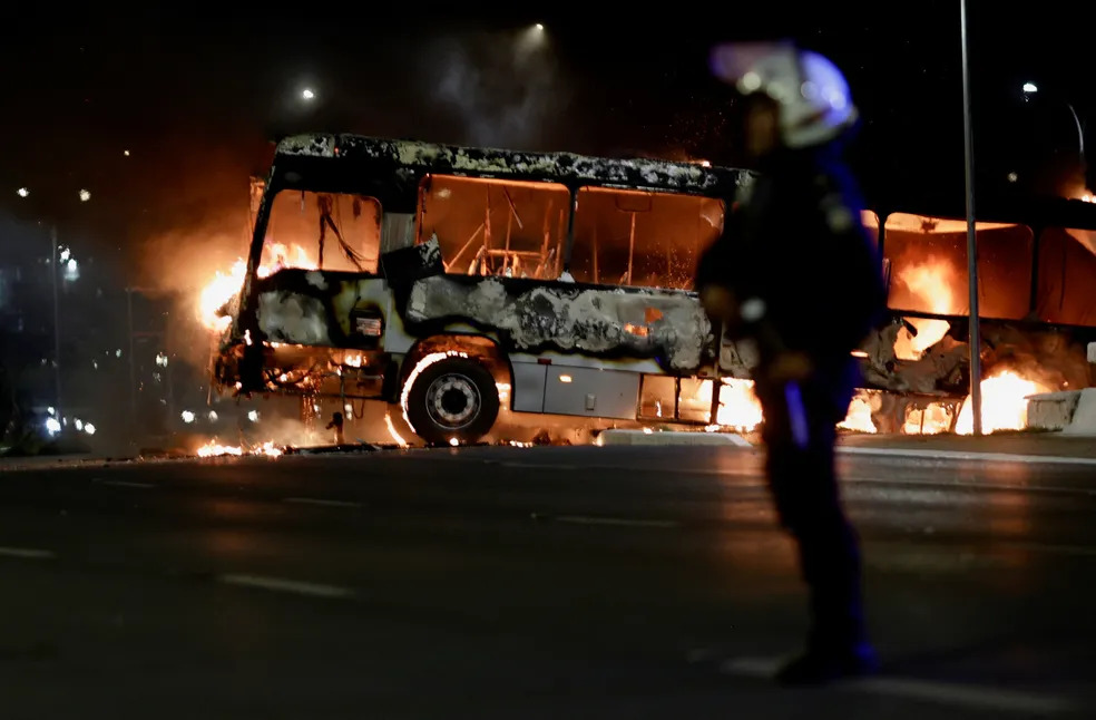 Manifestantes políticos queimam 3 carros e 5 ônibus e depredam delegacia em ato em Brasília, dizem bombeiros