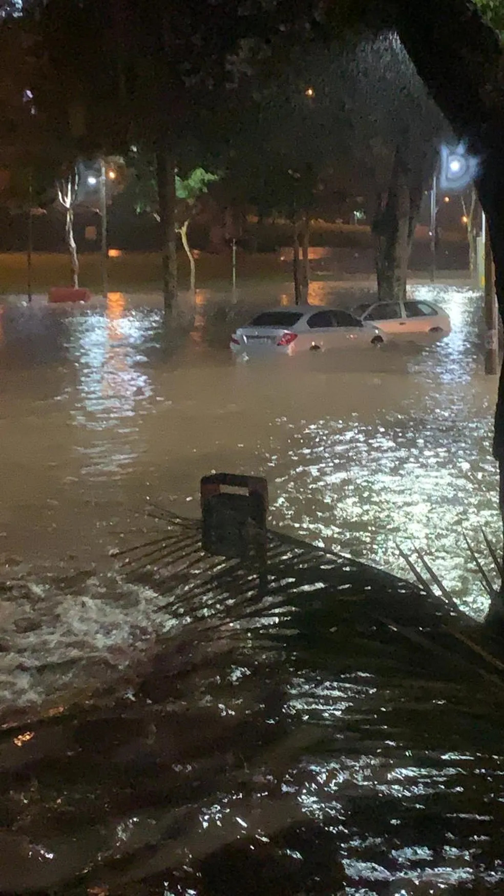 Chuva causa alagamentos em avenidas de BH e carros são arrastados pela correnteza