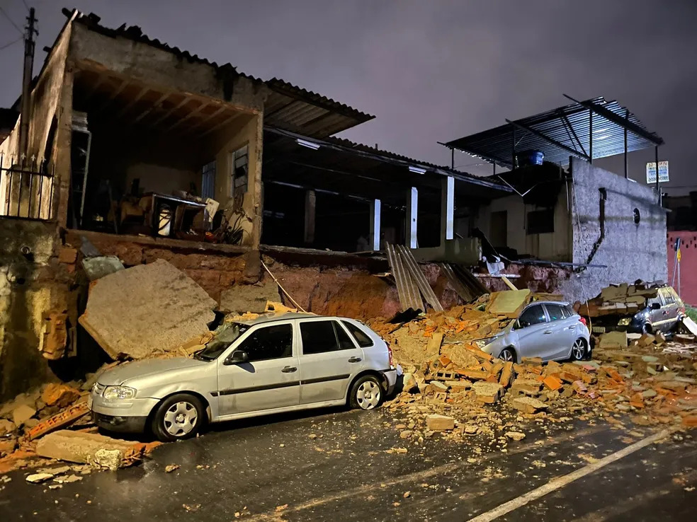 Chuva causa alagamentos em avenidas de BH e carros são arrastados pela correnteza