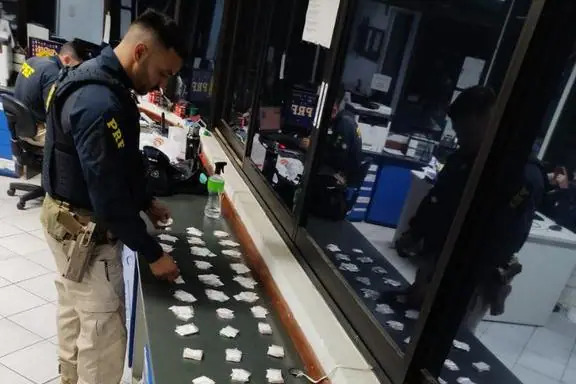 PRF apreende cerca de R$ 70 mil em cocaína em ônibus na BR-381