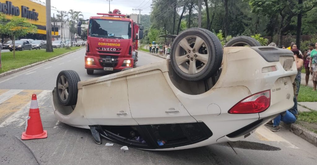 Carro capota após se chocar na lateral de outro veículo na avenida do Bom Retiro