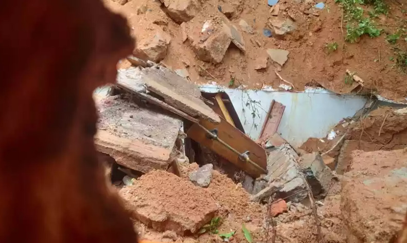 Chuvas: muro de cemitério desmorona e caixão vai parar em casa de moradora