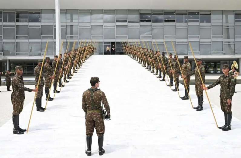 Bolsonaro nomeia comandante escolhido por Lula e antecipa troca no Exército