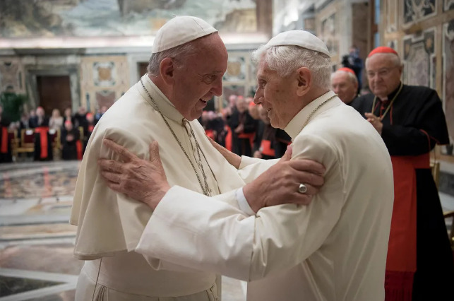 Papa Francisco pede para que fiéis orem por Bento XVI que 'está muito doente'