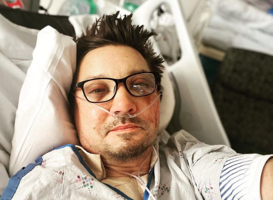Ator de 'Vingadores' publica foto no hospital e diz ainda estar muito confuso