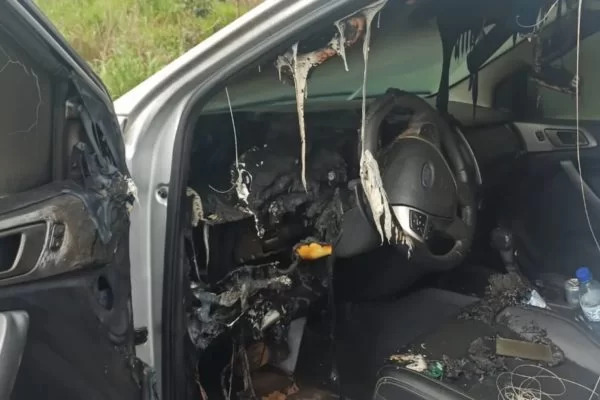 Vídeo: Carro “derrete” por dentro após ser atingido por raio em rodovia