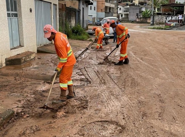 Defesa Civil e equipes de limpeza atuam em áreas afetadas pela primeira chuva de 2023