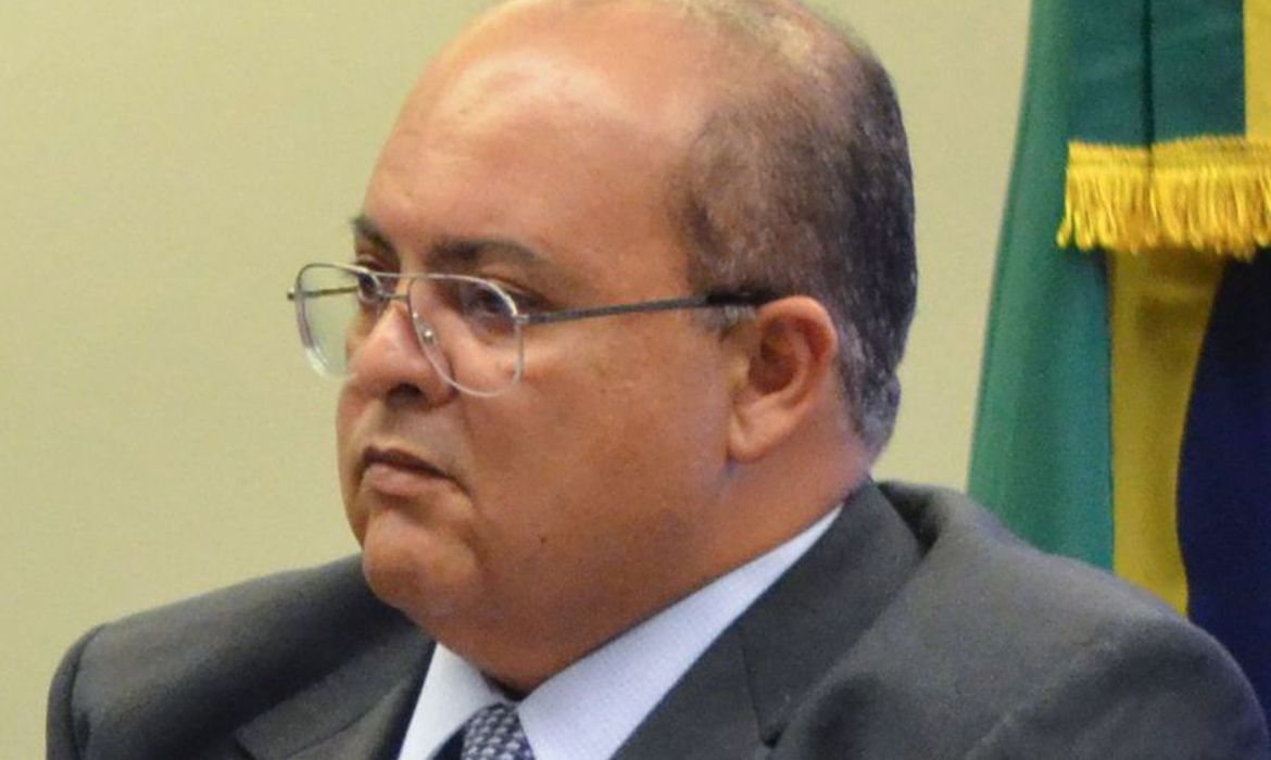 Após manifestantes invadirem Congresso, Palácio do Planalto e STF, Moraes afasta governador do Distrito Federal