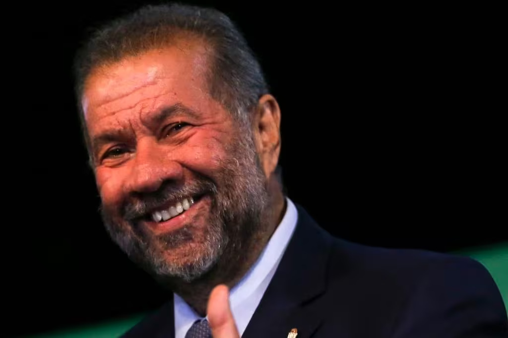 Lupi, ministro de Lula, nomeia a si próprio para cargo com remuneração que pode chegar à R$ 24 mil