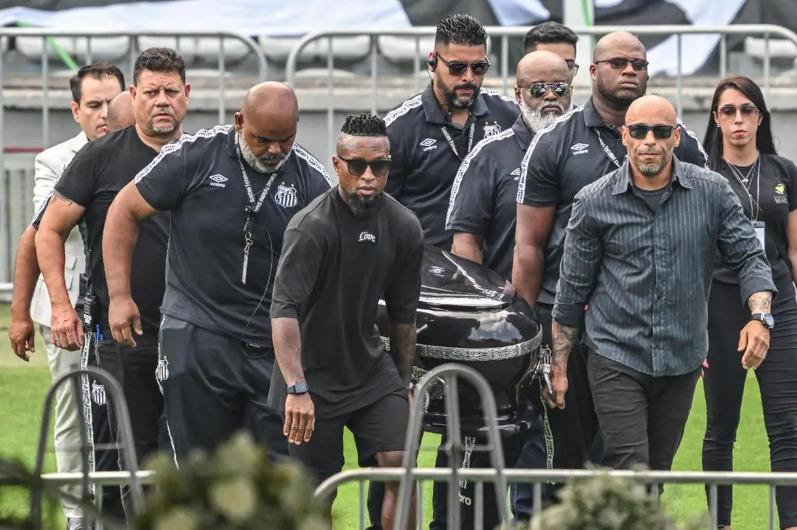 Corpo do Pelé começa a ser velado na Vila Belmiro