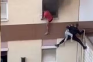 Vizinho escala prédio para ajudar família presa em incêndio; veja vídeo