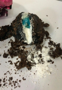 Francesa é presa, no Galeão, com oito quilos de cocaína escondidos no recheio de bombons na mala