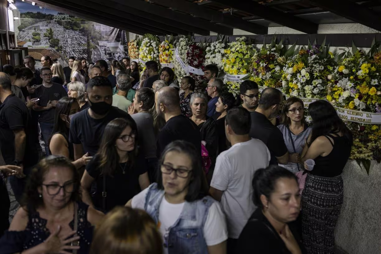 Ataque em Blumenau: multidão comparece a velório de crianças