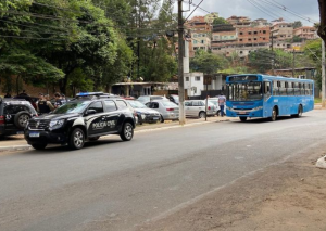 Explosivo é detonado dentro de ônibus escolar em João Monlevade