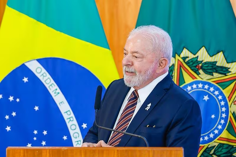 Lula assina novo piso que garante salário de R$ 4,7 mil para enfermagem