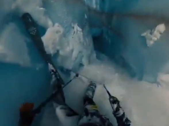 VÍDEO: Esquiador filma própria queda em buraco de neve na França