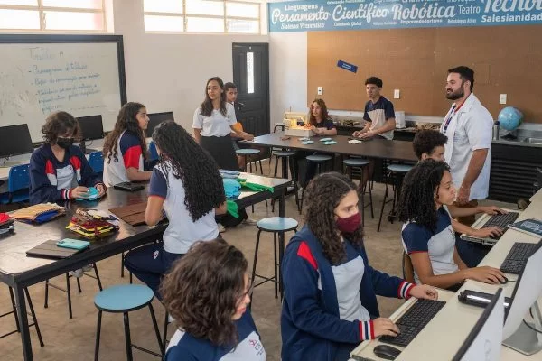 Ministério da Educação anuncia suspensão do novo ensino médio