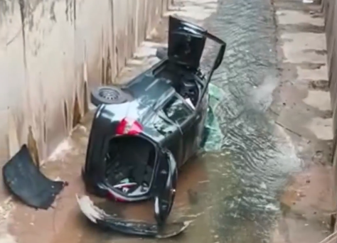 Carro cai em galeria após passar de cruzamento em Ipatinga
