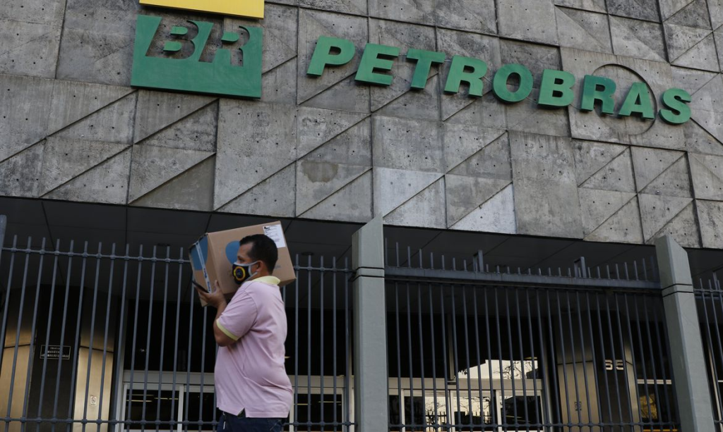Petrobras anuncia redução de R$ 0,44 no valor do diesel e R$ 0,40 no preço da gasolina