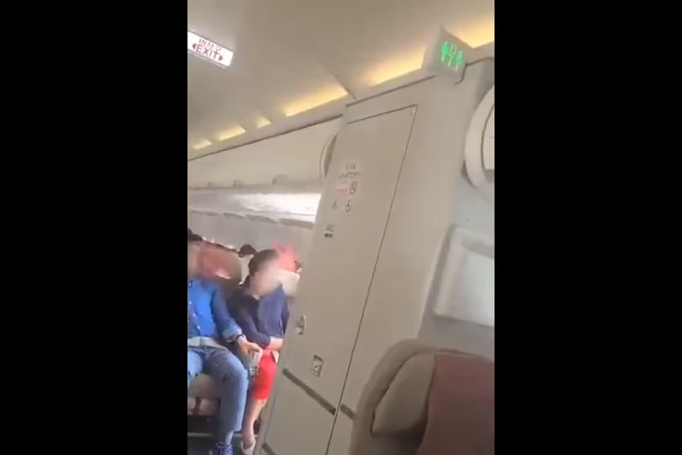 Passageiro abre porta de avião em pleno voo; Veja o vídeo