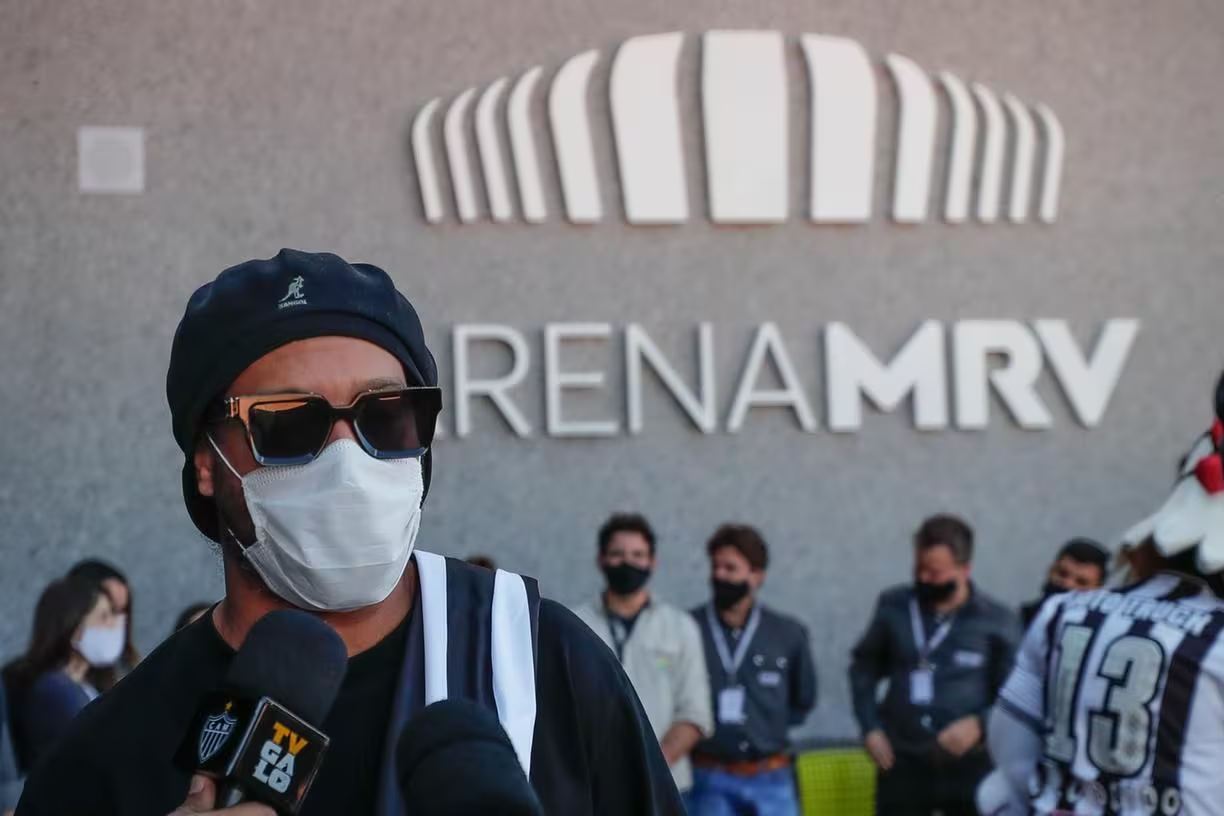 Atlético tem contas bloqueadas por dívida com Ronaldinho