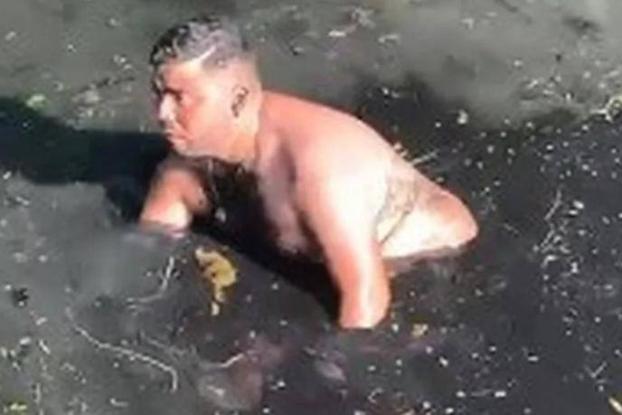Homem pula em vala de esgoto para resgatar celular e busca dura quase 3h; vídeo