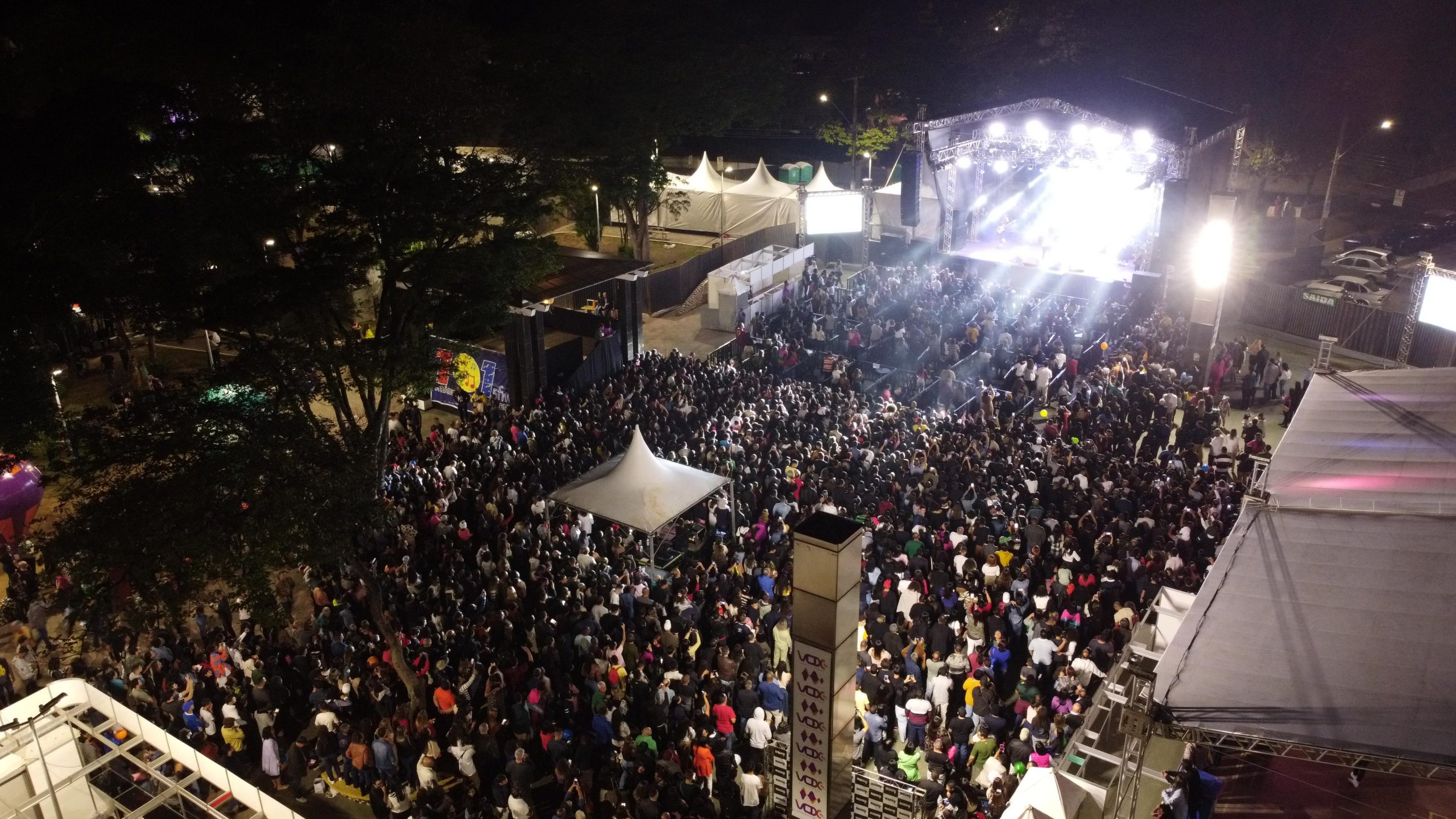 Público lota show de Anderson Freire na abertura da EXPOINOX 2023