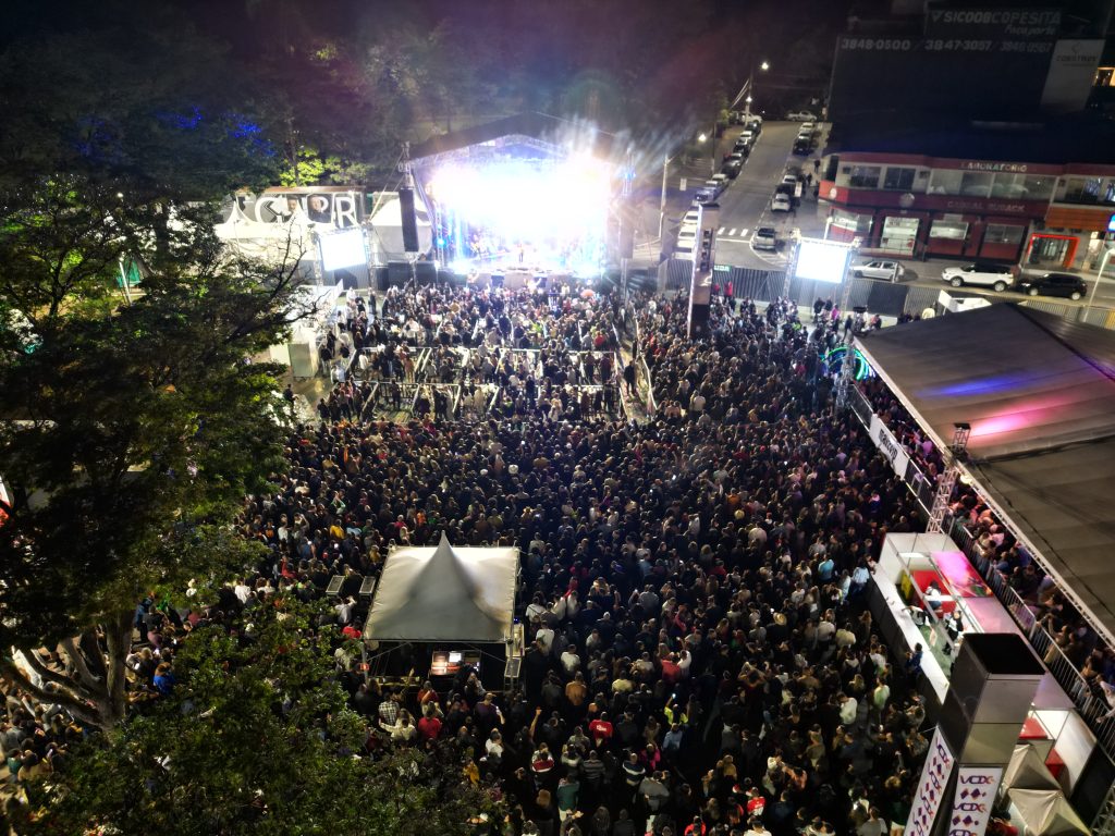 Praça 1° de Maio fica completamente lotada nos 3 dias de EXPOINOX; confira