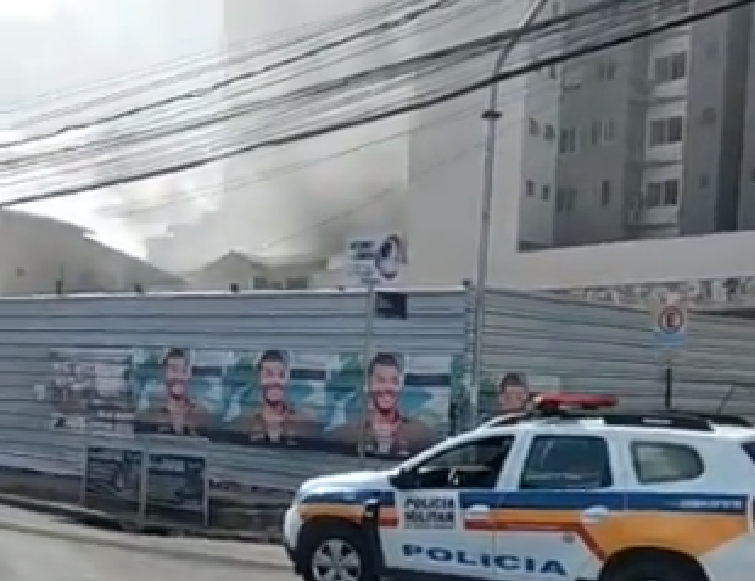 Carro pega fogo na garagem de prédio e mobiliza bombeiros em Coronel Fabriciano