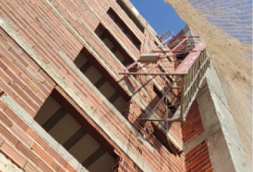 Duas pessoas ficam feridas após queda de altura em obra no bairro Iguaçu, em Ipatinga