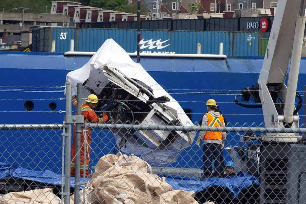 Destroços do submarino Titan, que implodiu durante expedição ao Titanic, chegam ao Canadá