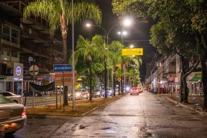 Avenida Fernando de Noronha, no bairro Bom Retiro, recebe novos postes de iluminação