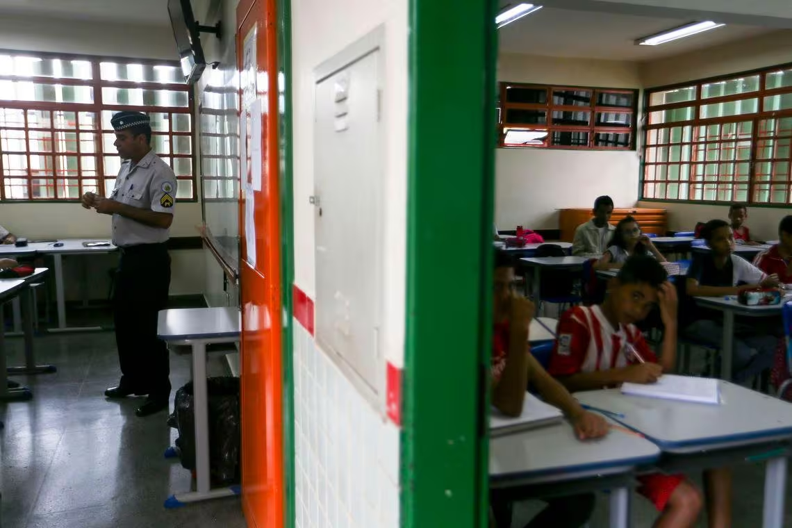 Governo Lula publica decreto com fim do programa de escolas cívico-militares