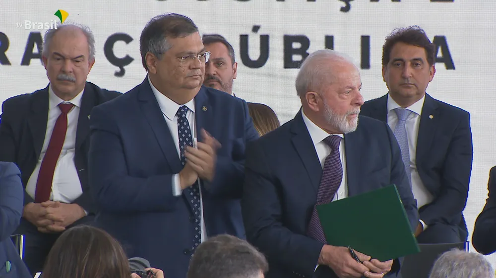 Lula diz que pediu ao ministro da Justiça para fechar 'quase todos' os clubes de tiro do Brasil