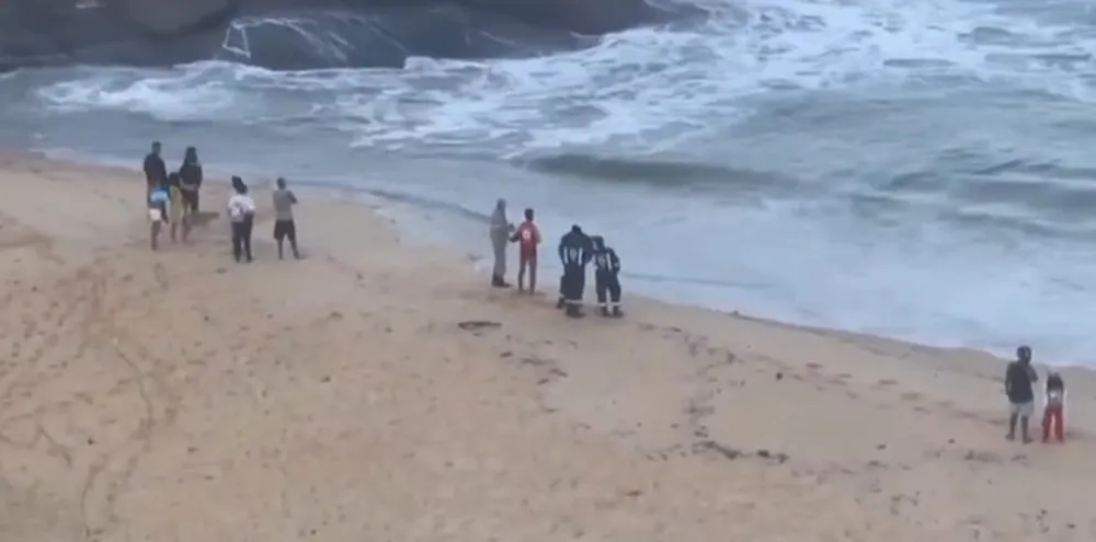 Corpo de mineiro é encontrado após dois homens desaparecerem em praia de Guarapari