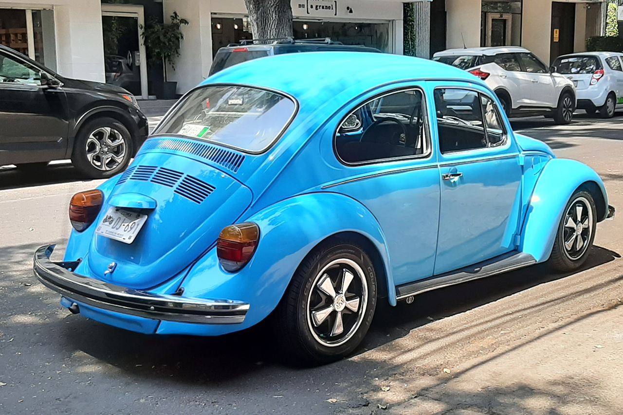 Mulher briga com idoso em motel, sai a pé, e é atropelada por ele em um Fusca