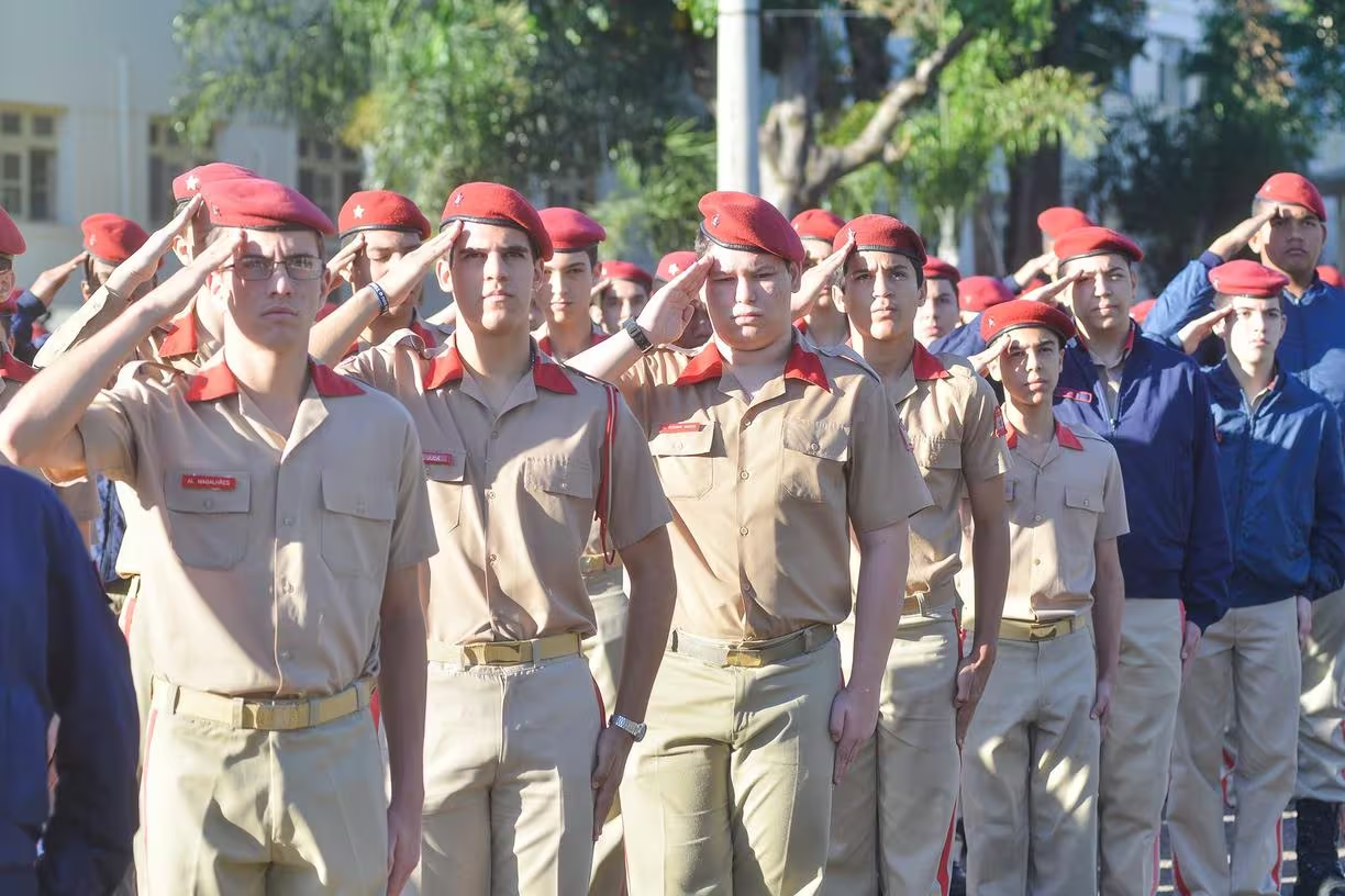 Governo Lula encerra com programa de escolas cívico-militares; entenda