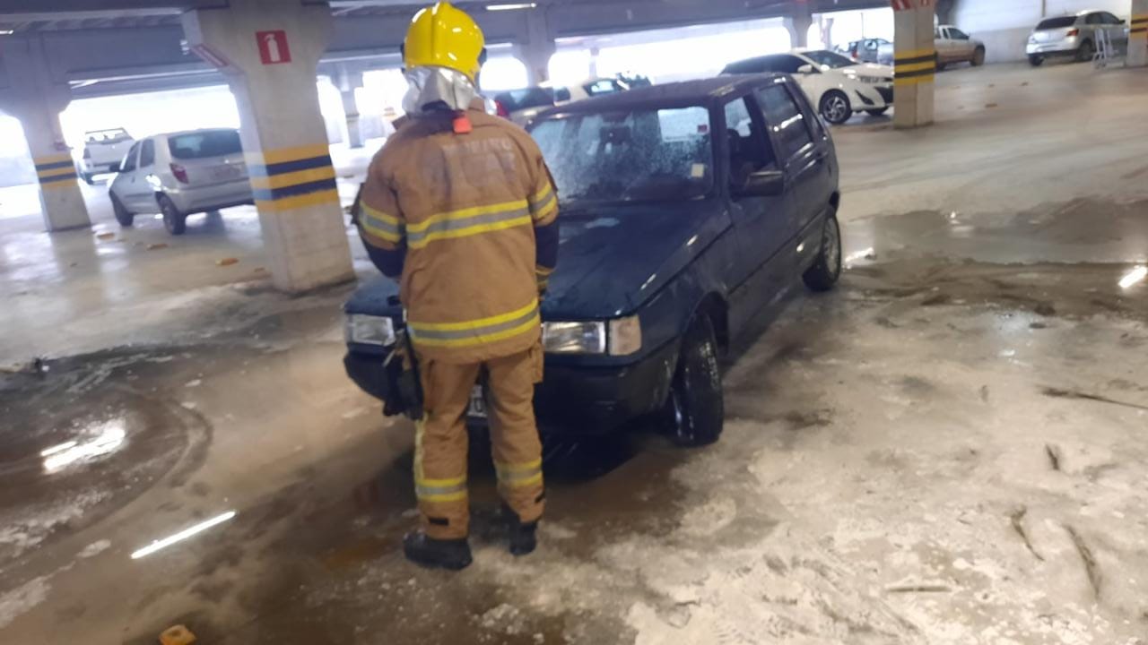 Veículo pega fogo dentro de estacionamento de supermercado em Coronel Fabriciano