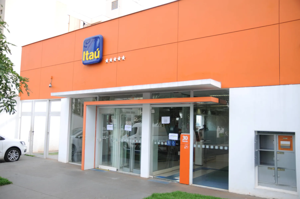 Itaú abre programa de treinee com salário de R$8.500 e benefícios