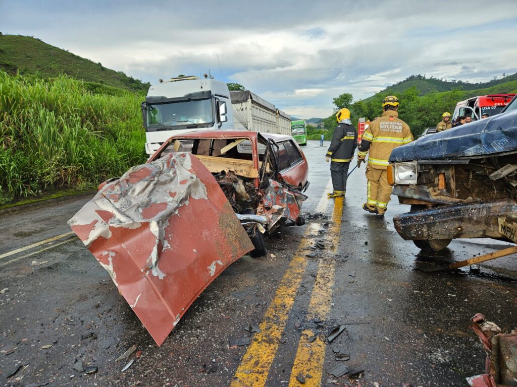 Colisão frontal deixa dois mortos e um ferido na BR-381, em Timóteo