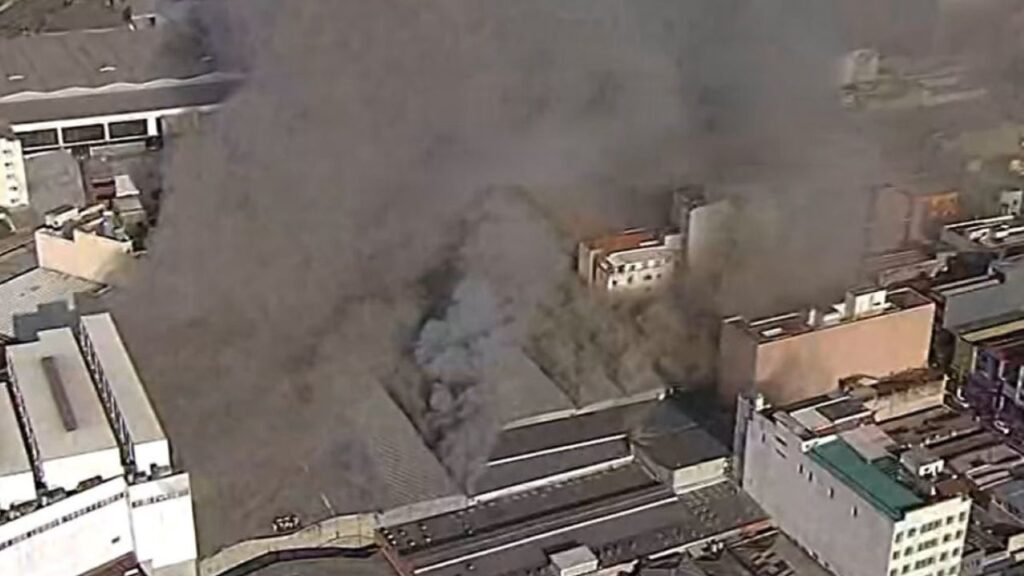 Grande incêndio atinge shopping popular no Brás, em São Paulo