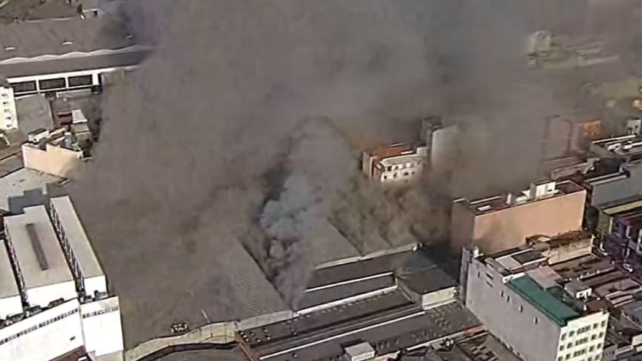 Grande incêndio atinge shopping popular no Brás, em São Paulo