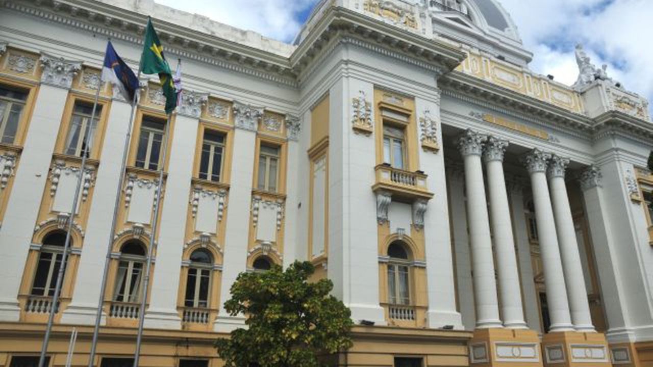 Juíza que decretou bloqueio de bens de Gusttavo Lima e Deolane é condenada a pagar dívida em Recife