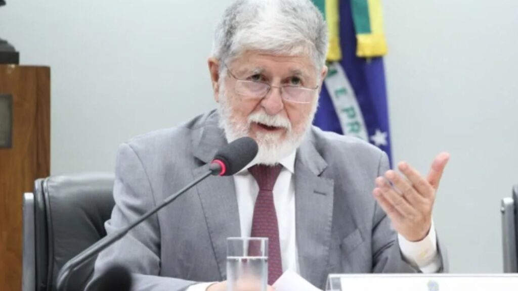 Venezuela pode declarar Celso Amorim persona non grata; Brasil planeja reação